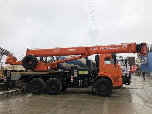 Автокран Камаз вездеход 25 т, стрела длиной 37 м с гуськом